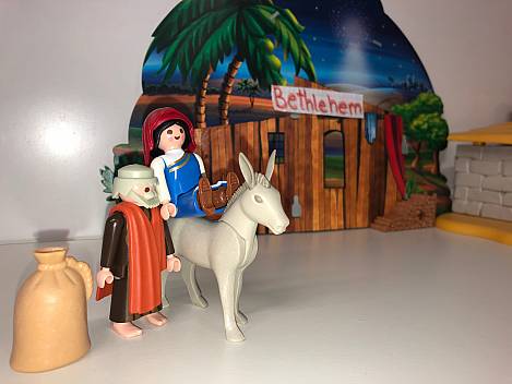 Der Weg dorthin war ein 12-Tage langer,  besonders für Maria, denn sie war hochschwanger.  Sie ritten durch aufblühende Dornen mit dem Esel Klaus,  bis sie schließlich kamen zu einem Gasthaus. 