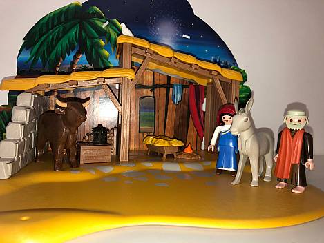 Es war schon deutlich später als halb Neune,  endlich fanden sie eine kleine Scheune.