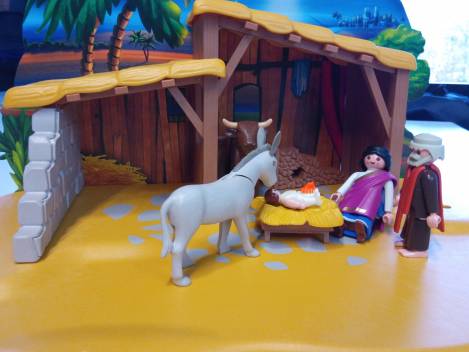 Ein bisschen später war es soweit Es kam Marias Zeit. Als sie ihren Sohn gebar,  war der kleine Jesus da. Nach dem Wickeln wurde er in die Krippe gelegt, der Esel war ganz aufgeregt.