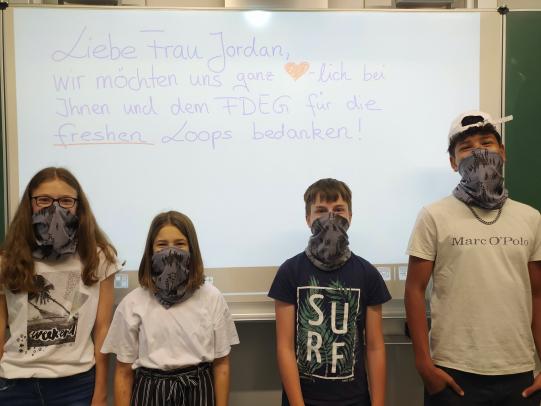 Freundeskreis der Ellwanger Gymnasien spendet Loopschals