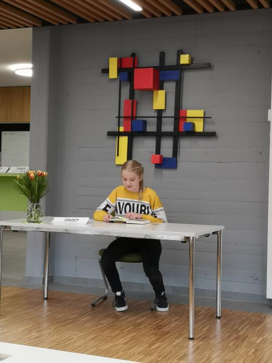 Vorlesewettbewerb: Anna Wünsch vertritt das HG würdig