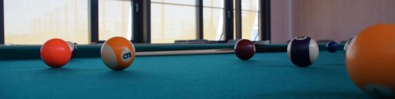 Schülerinnen und Schüler stürmen das HG